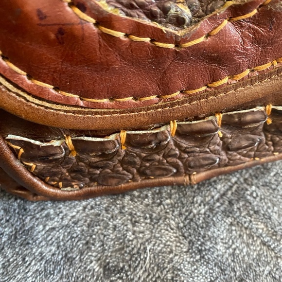 Vtg Leather cross body with alligator accent - Picture 9 of 10